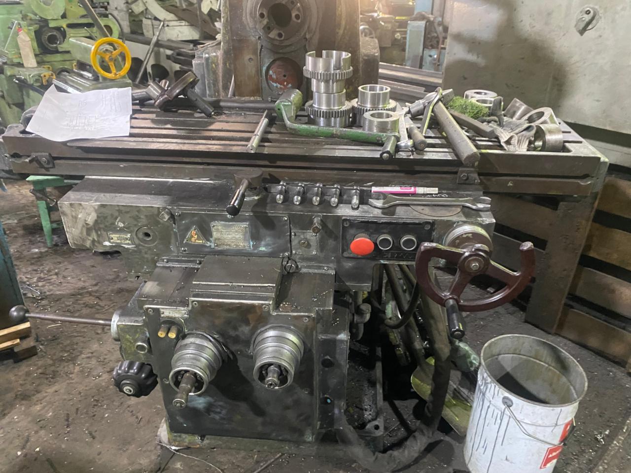 Консольно-фрезерный горизонтальный станок 6Р83